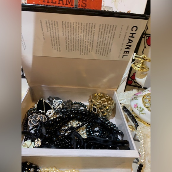 STUNNING 😍 NEW Chanel cosmetics sack with samples and Storage book( handmade) - Picture 5 of 16